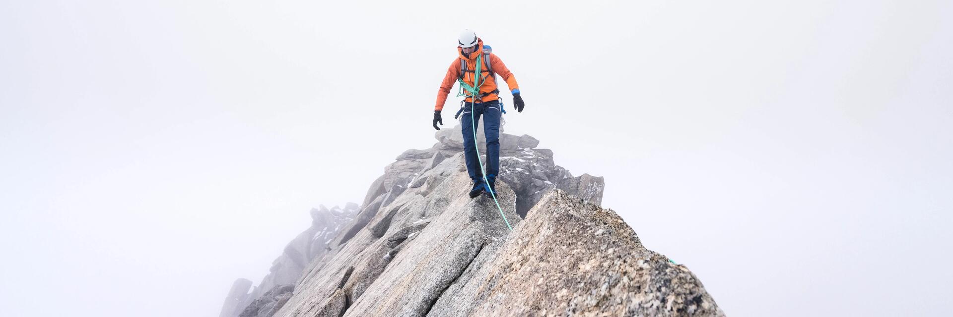 Himalaista chodzący po szczycie Nanga Parbat