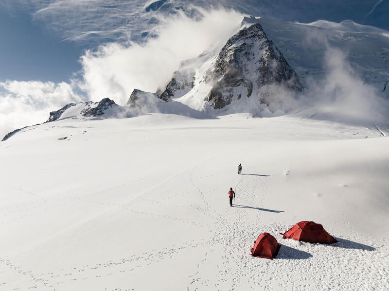 Wielkie sprzątanie Mount Everest. Wojsko usuwa tony śmieci
