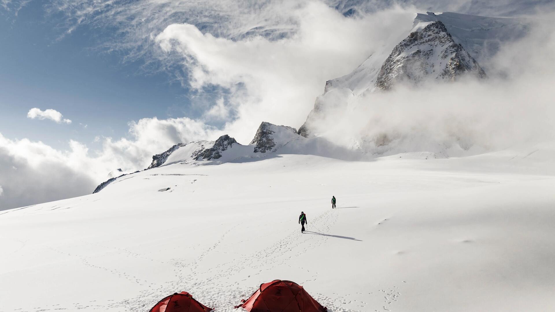 Alpinistas em montanha