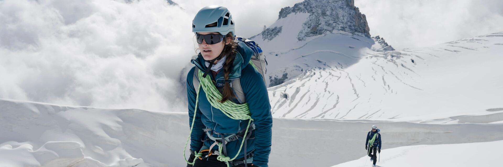 Zwei Personen auf einer Winterwanderung