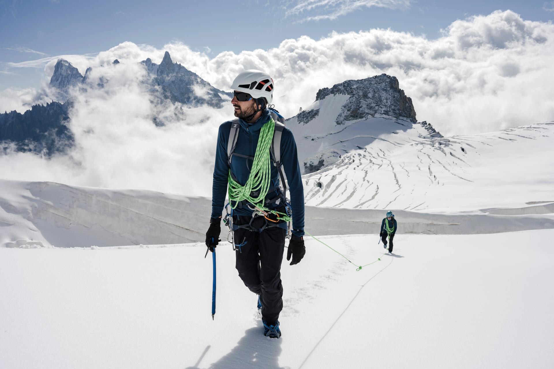 Para alpinistów idących w wysokie góry zimą z czekanami