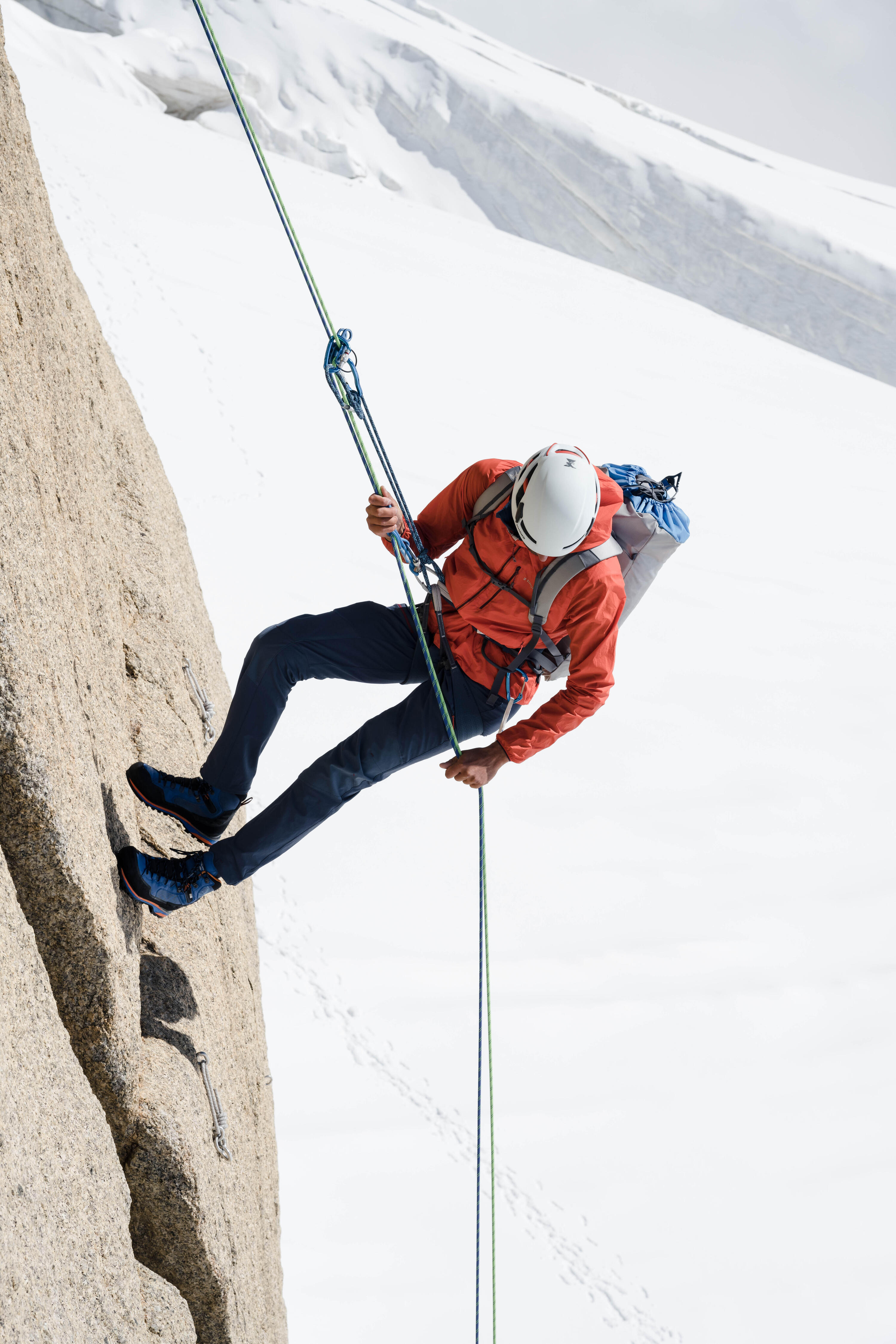 MEN'S WINDPROOF JACKET FOR MOUNTAINEERING - VERMILION RED 7/16