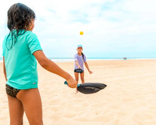 Dziewczynki grające w badmintona na plaży