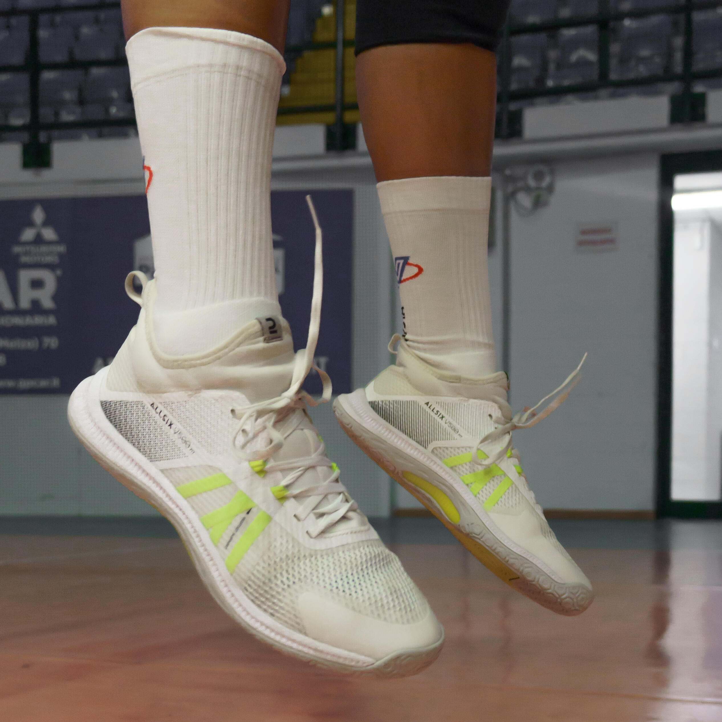 Chaussures de volley-ball FIT pour pratique régulière, blanches et jaunes 8/9