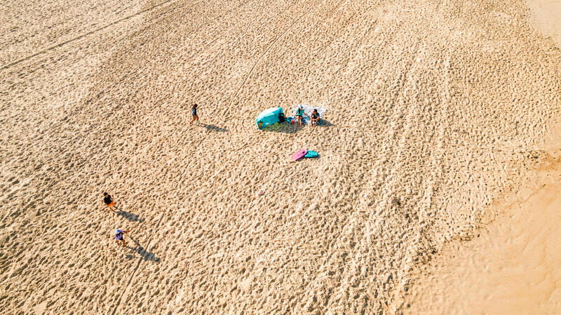 Bieganie boso po plaży, śniegu i bieżni. Zalety i wady tej metody