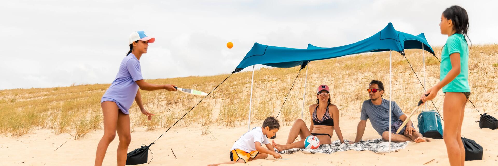 Rodzina spędzająca czas wolny na plaży