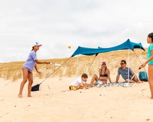 Rodzina spędzająca czas wolny na plaży