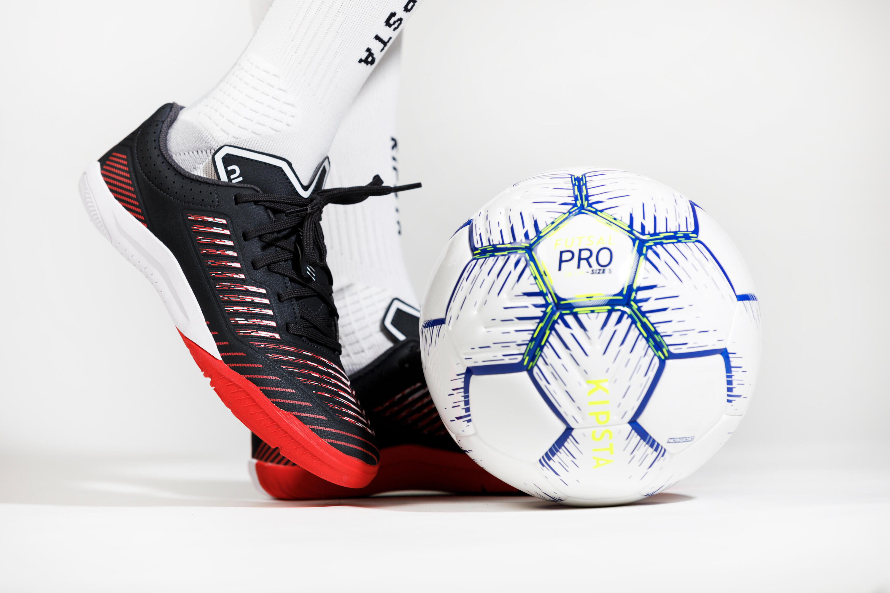 Scarpe futsal bambino GINKA 500 nero-rosso 16/16