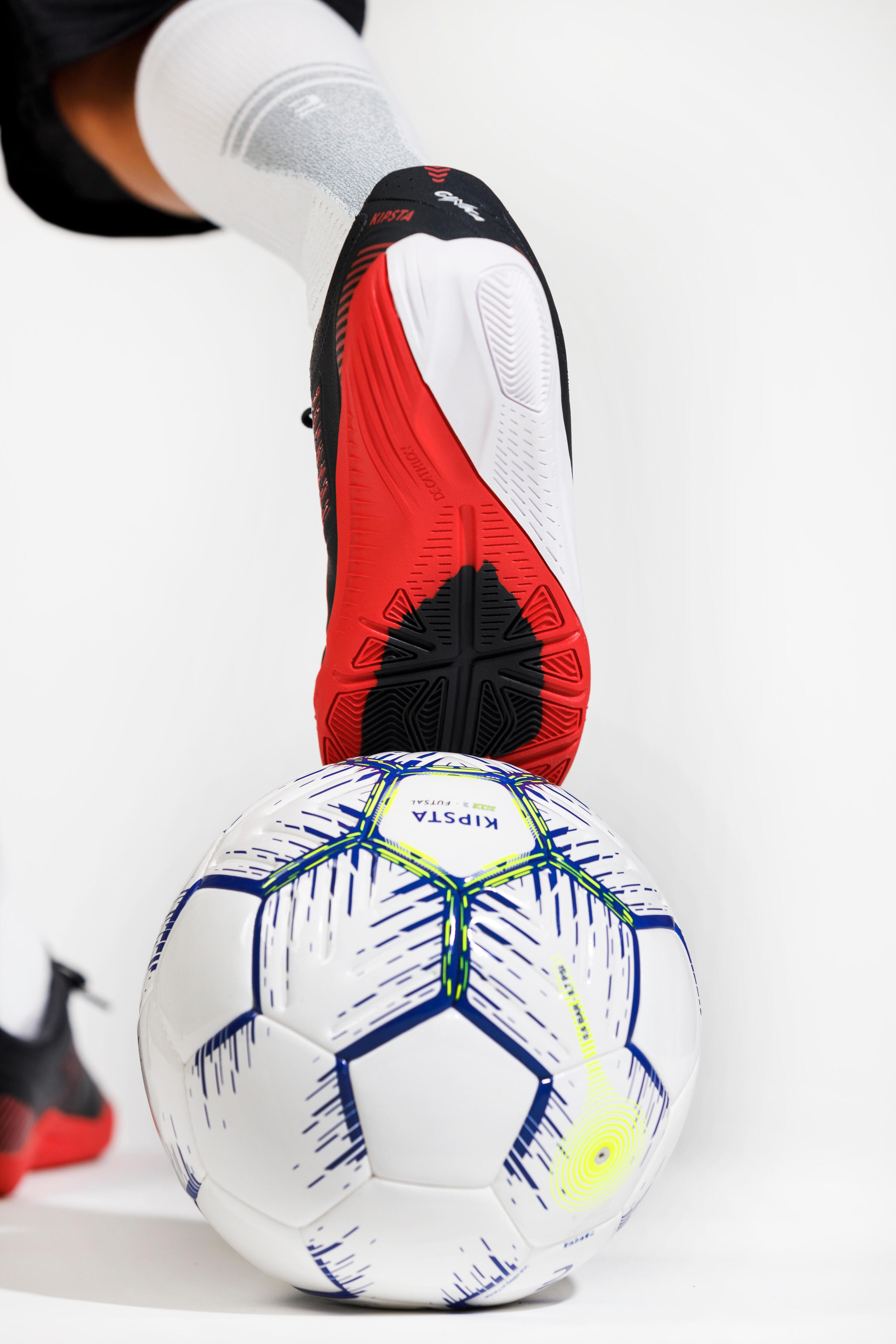 Scarpe futsal bambino GINKA 500 nero-rosso 12/16