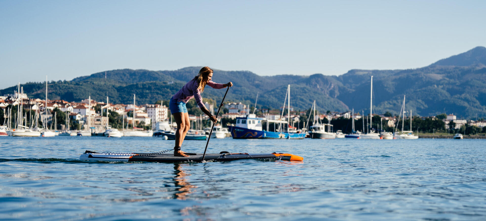 Photo femme sur un paddle