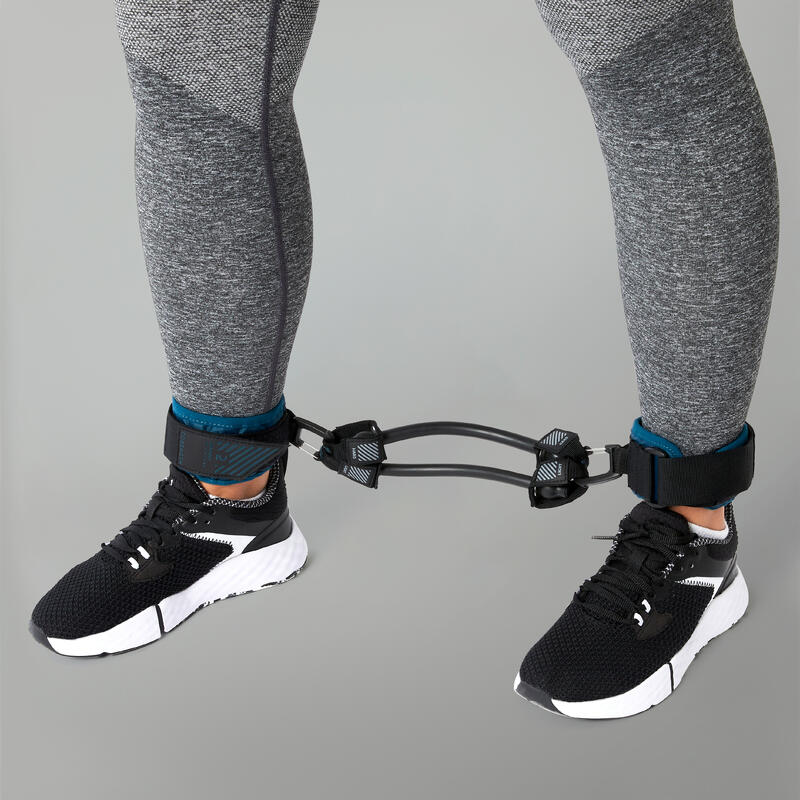 Weerstandselastiek met enkel straps om de benen te trainen