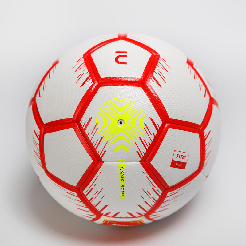 Bal voor zaalvoetbal maat 4 omtrek 63 cm rood/wit
