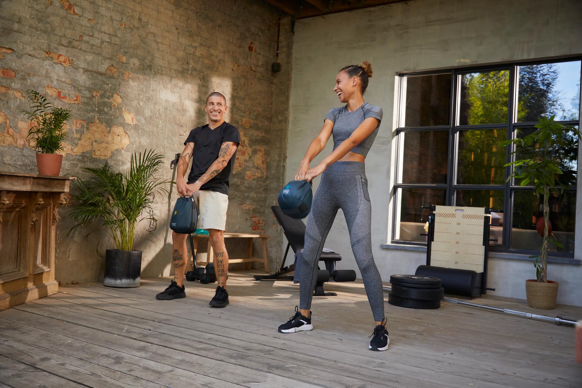 Para trenująca crossfit na tarasie w strojach sportowych