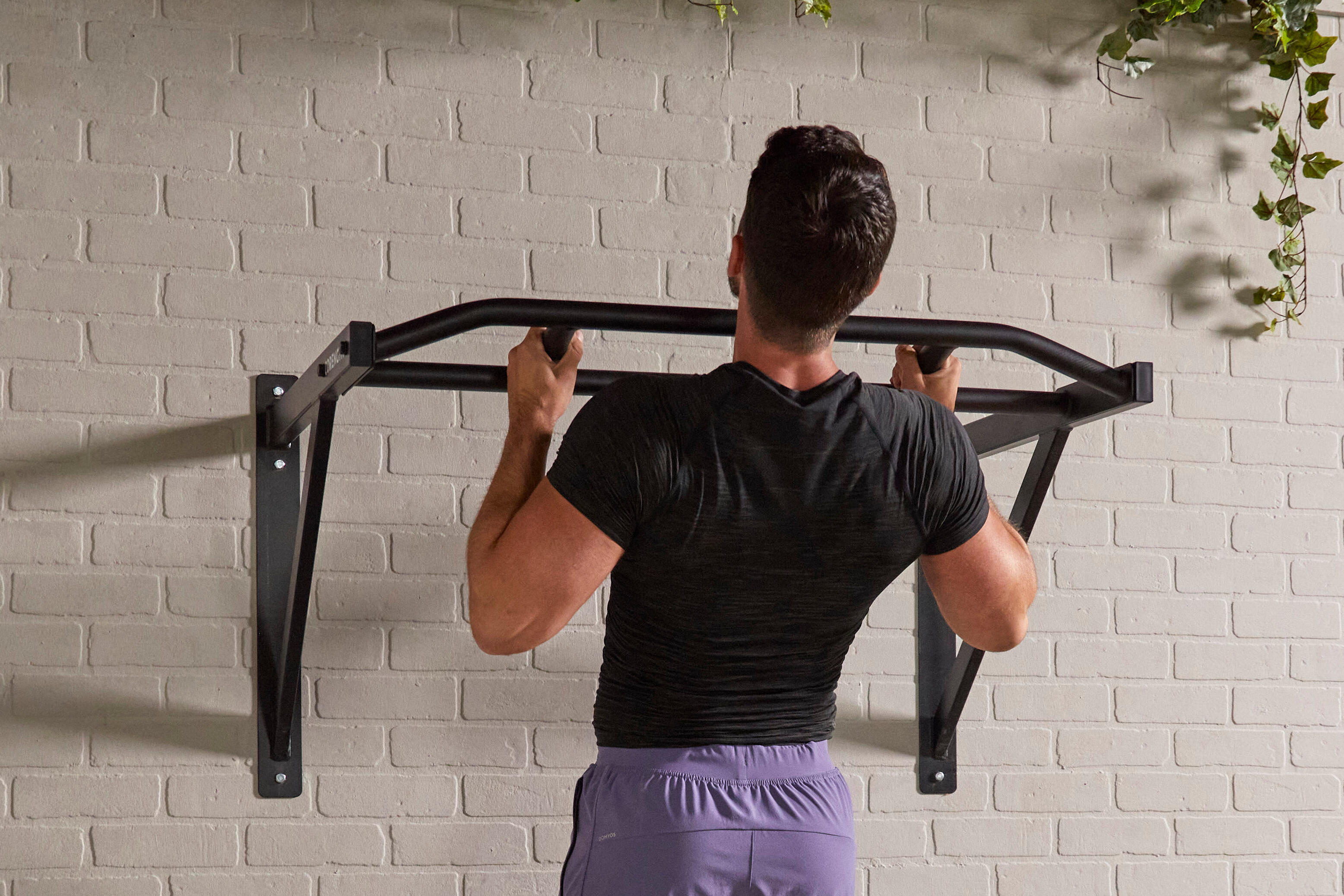 Wall pull up bar