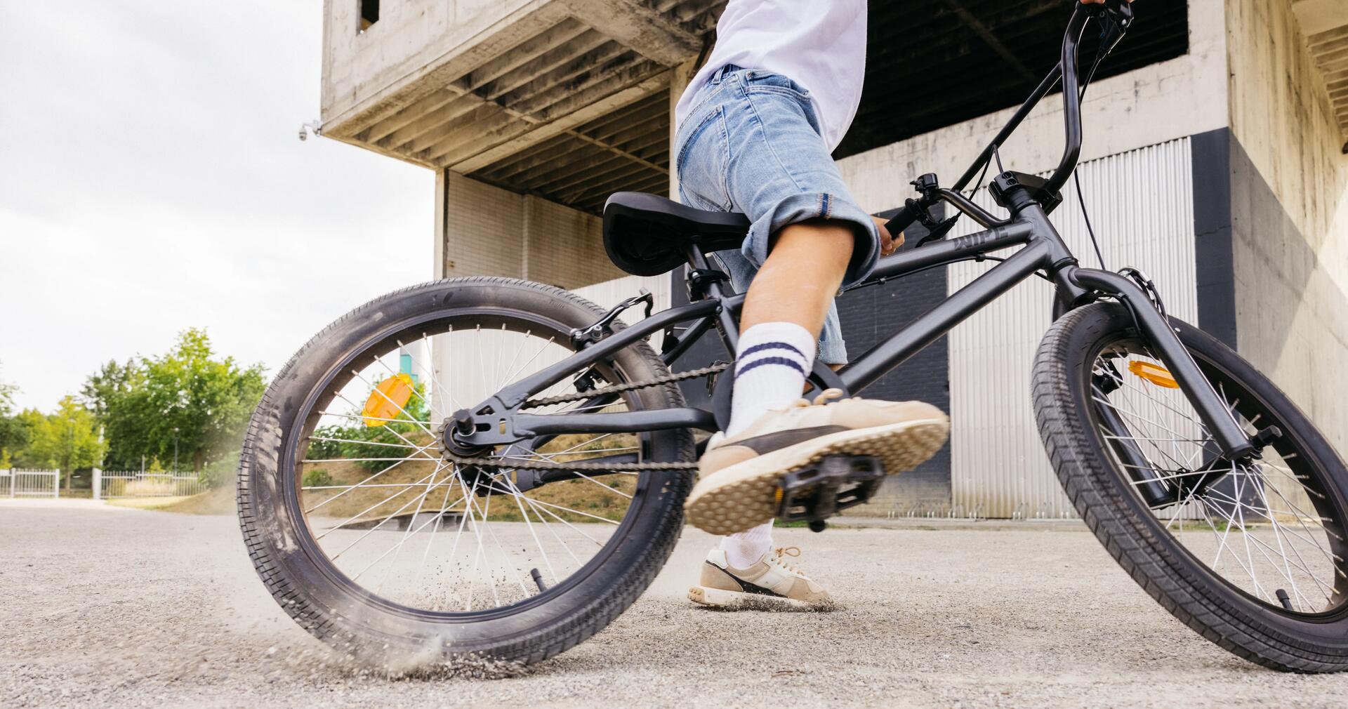 chłopiec siedzący na rowerze w butach na BMX