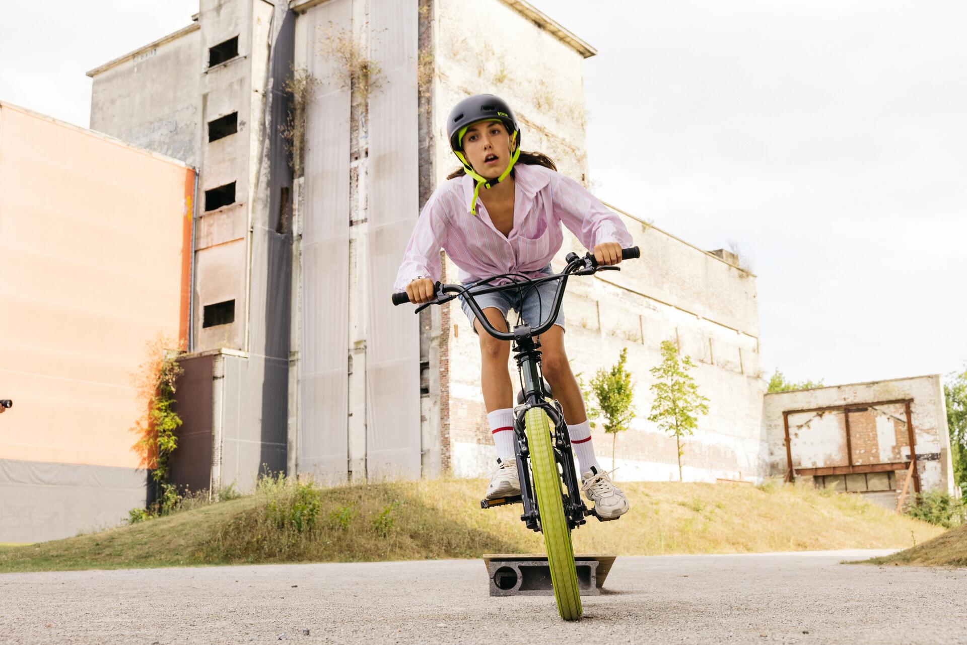 Dziewczyna skacząca na BMX'ie z aluminiową ramą
