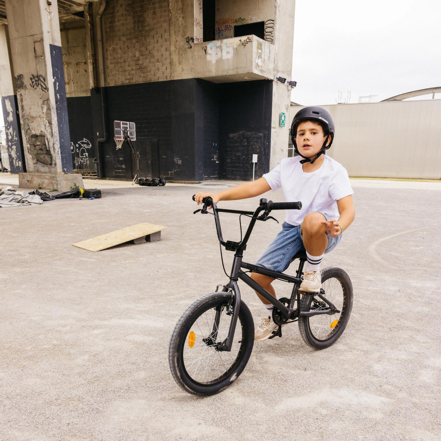 Chłopiec jadący na rowerze BMX z aluminiową ramą