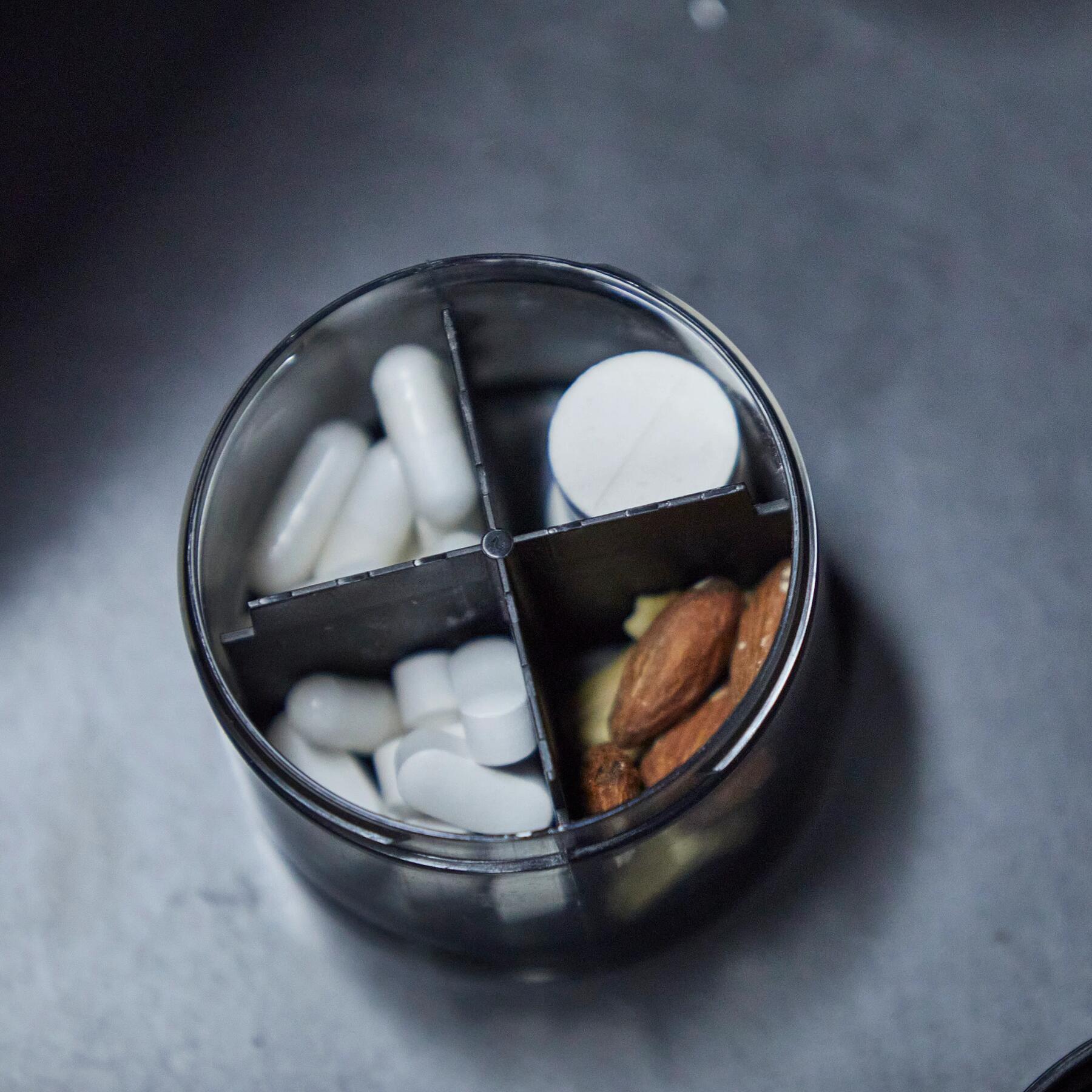 tabletka cynku leżąca w pojemniczku z suplementami