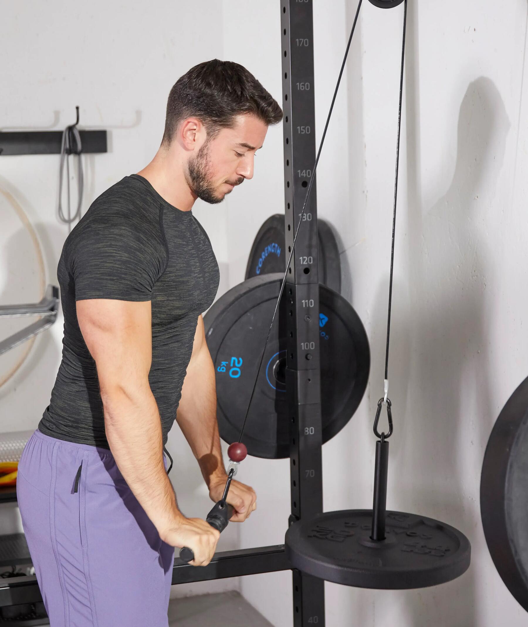 Mężczyzna ćwiczący triceps na wyciągu górnym