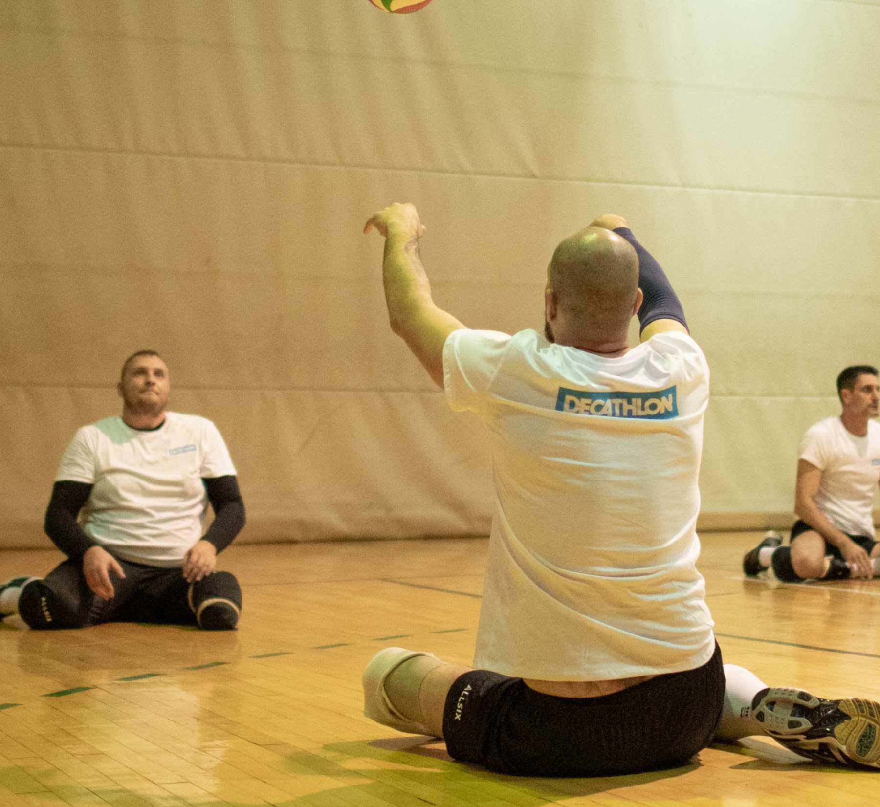 Passaggio tra giocatori di sitting volley