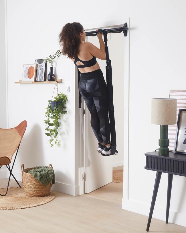 Eine Frau macht Sport.