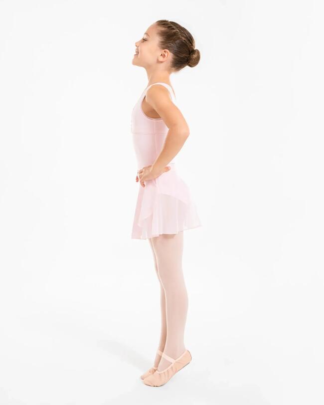 Ein Mädchen trägt ein Ballett-Outfit.