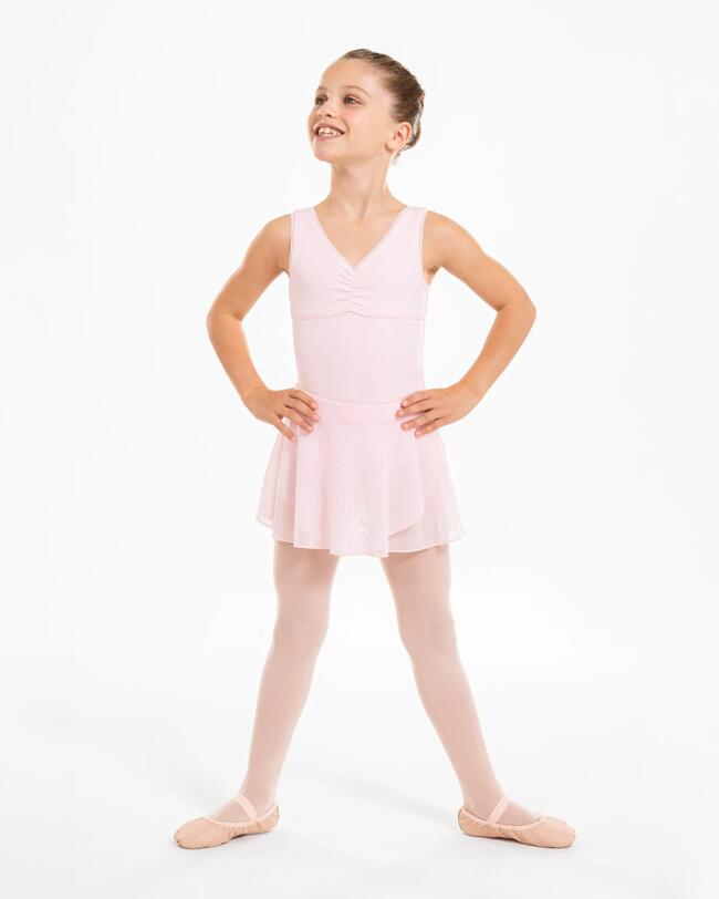 Ein Mädchen trägt ein Ballett-Outfit.