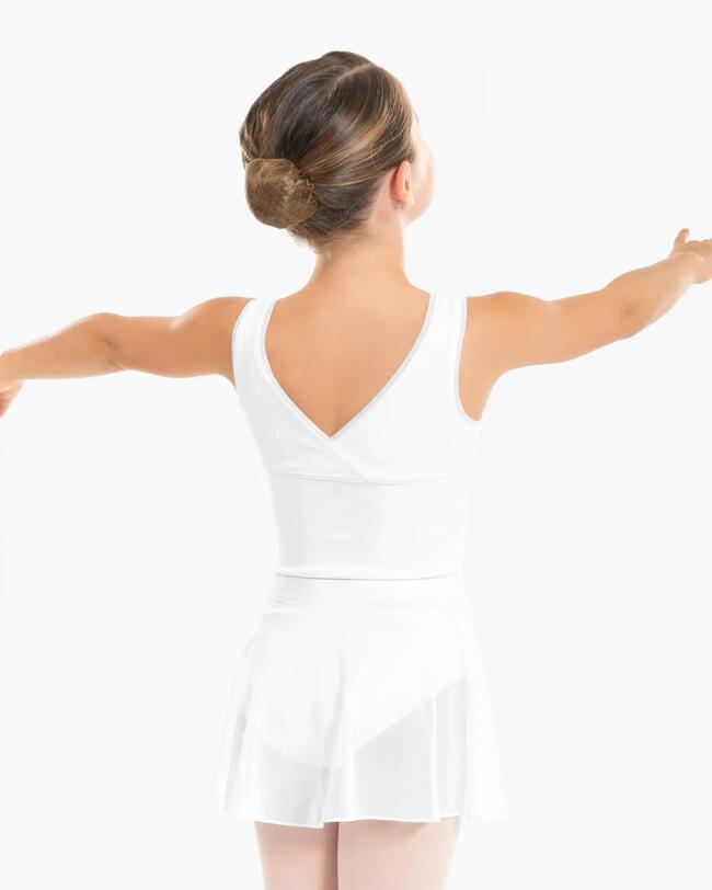 Ein Mädchen trägt Ballettbekleidung.