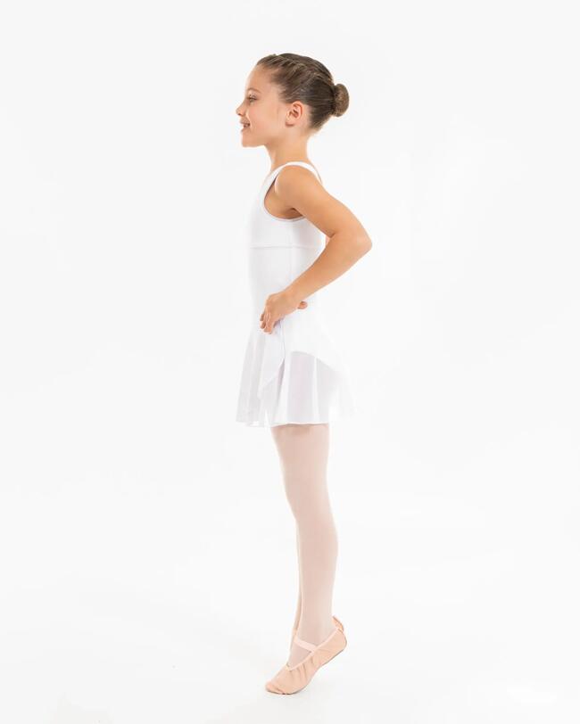 Ein Mädchen trägt Ballettbekleidung.