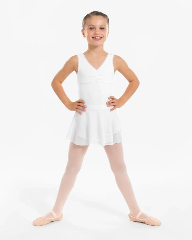 Ein Mädchen trägt Ballettbekleidung.