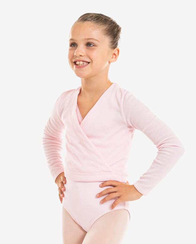 Ein Mädchen trägt ein rosa Ballett-Outfit.