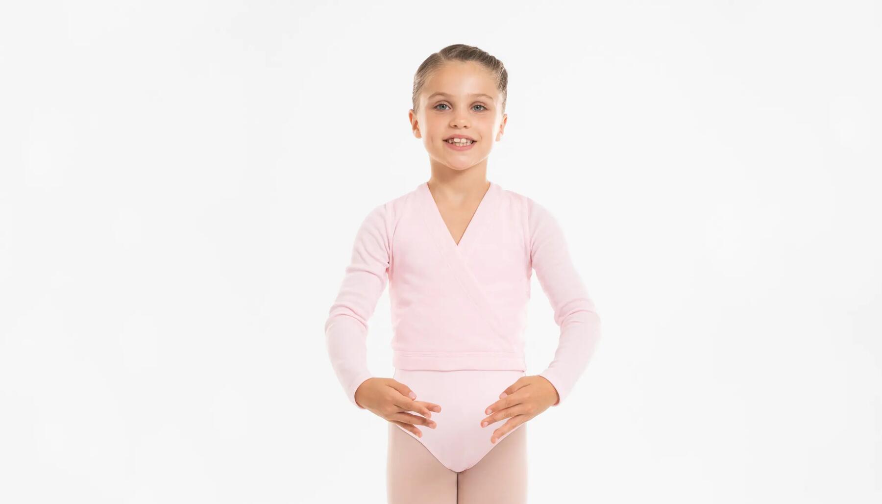 rapariga em pose de ballet com camisola decathlon