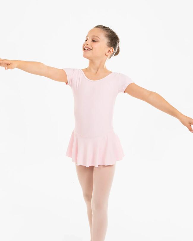 Mädchen trägt ein Ballett-Trikot