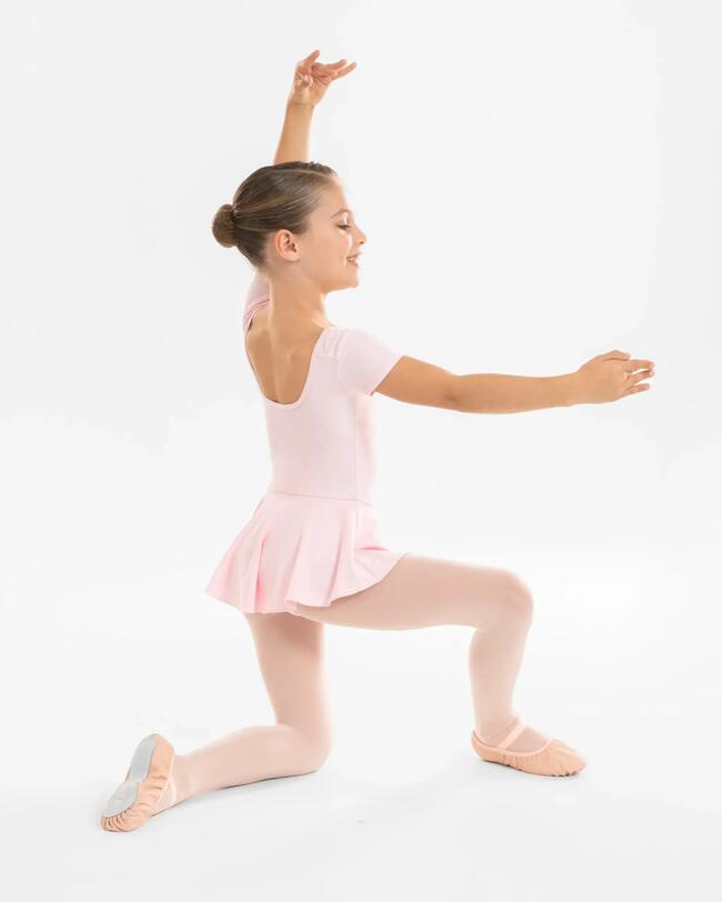 Mädchen trägt ein Ballett-Trikot