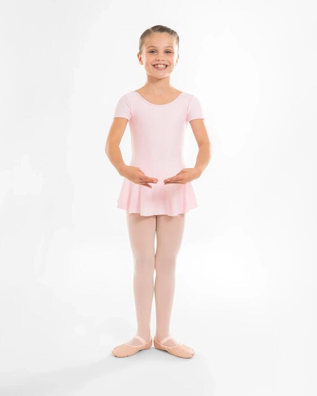 Mädchen trägt ein Ballett-Trikot