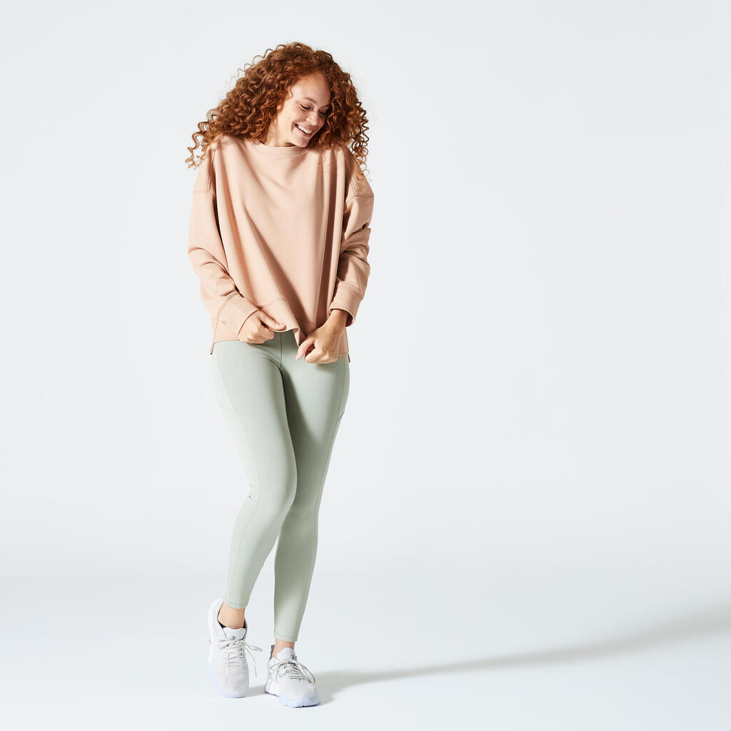Sieviešu brīva piegriezuma fitnesa sporta džemperis “120”, smilškrāsas