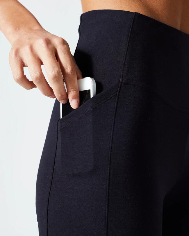 Zeigt die praktische Außentasche an der Leggings um ein Handy zu verstauen.