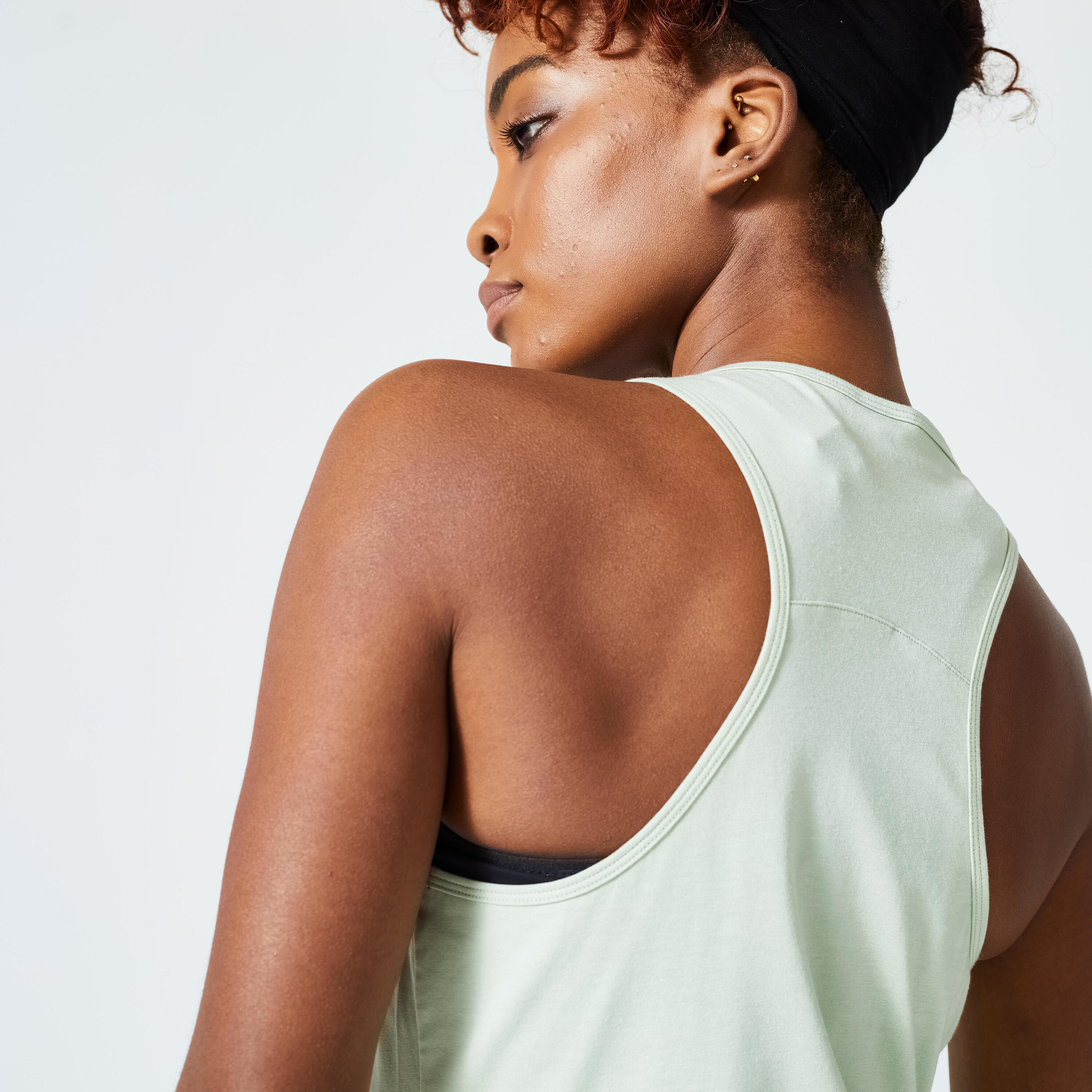 Fitnesstop voor dames slim fit ronde hals amandelgroen 3/5