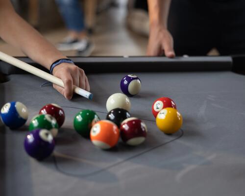 Top 10 des règles de savoir-vivre autour d’une table de billard