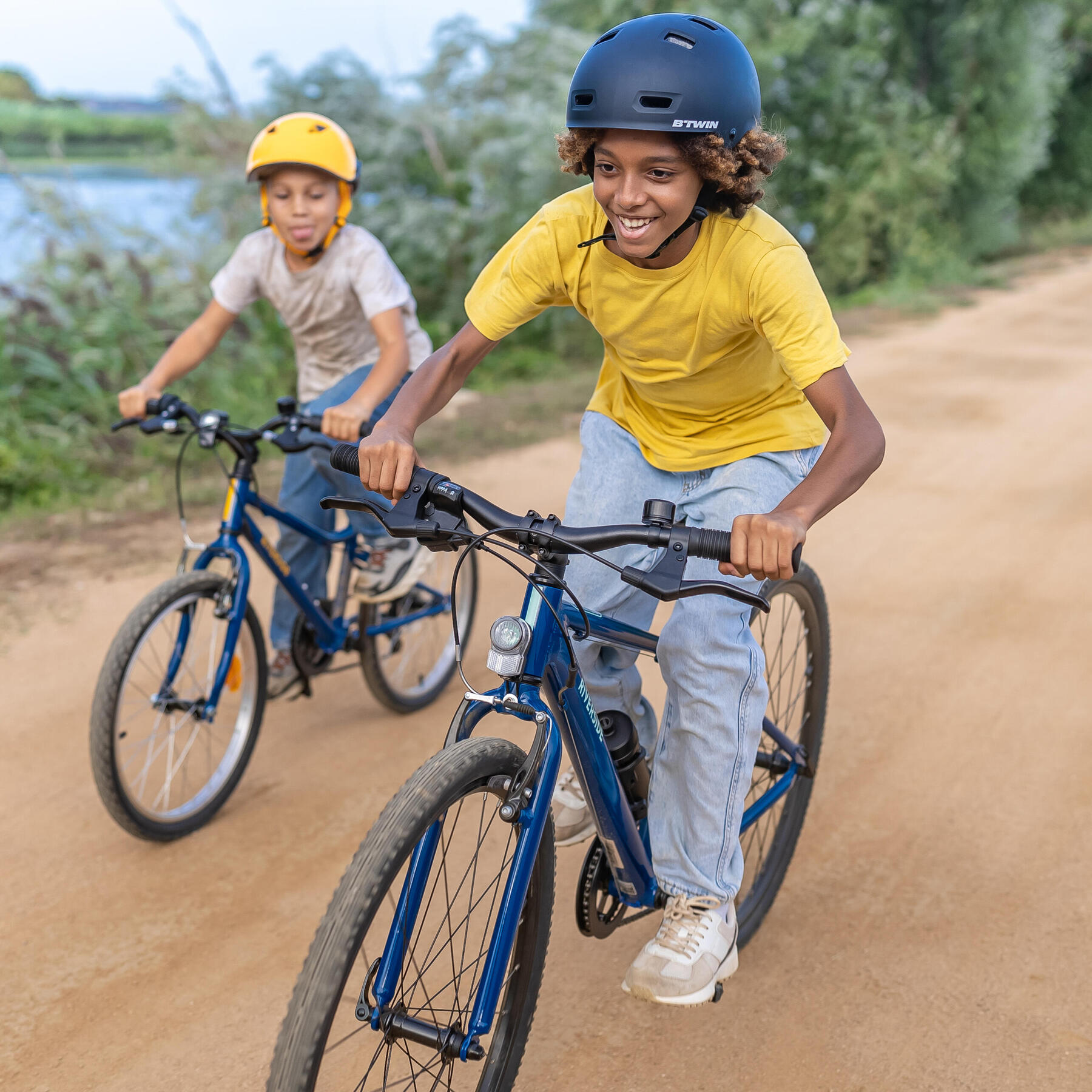 Vélo avec petite roue et casque