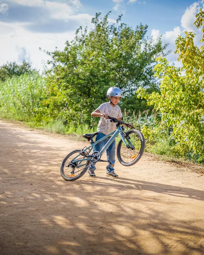 Animation eines Kinds, das ein grünes Fahrrad hochhebt; animierte weiße Linien und Feder, die leichtes Gewicht symbolisieren sollen