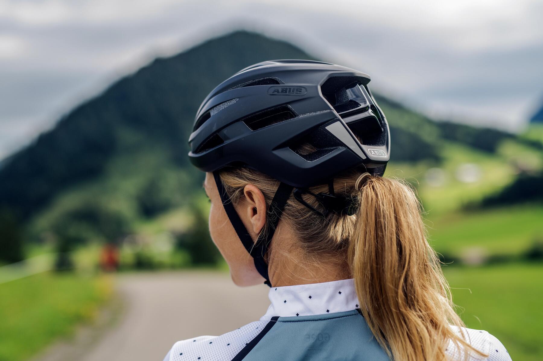 Kobieta w kasku rowerowym