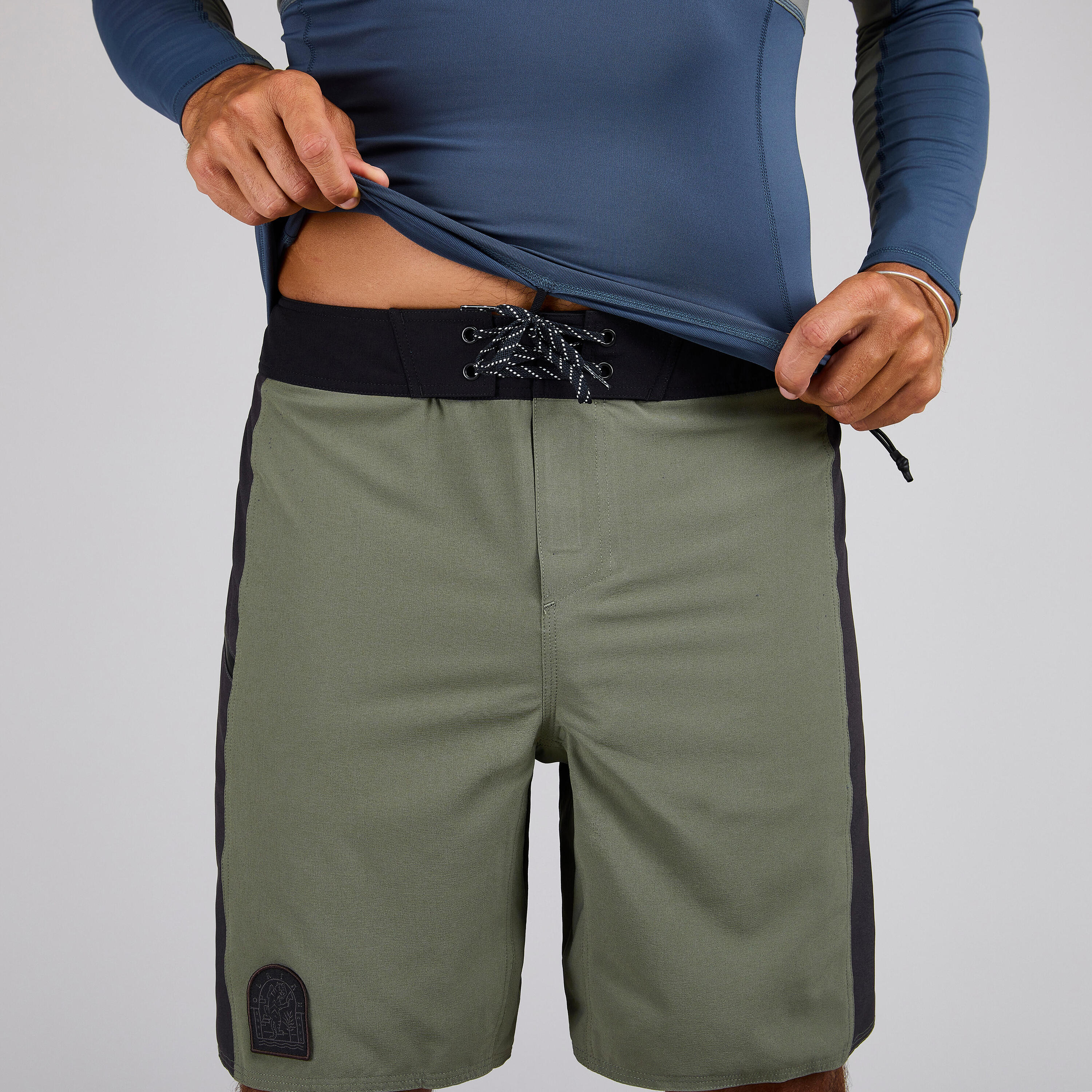 Playera de surf anti-UV de manga larga gris con caqui para hombre 500 7/8