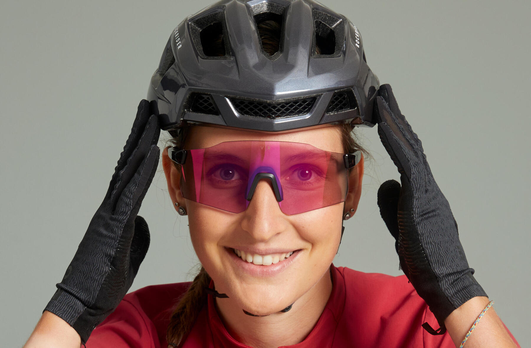 mulher com capacete e óculos decathlon