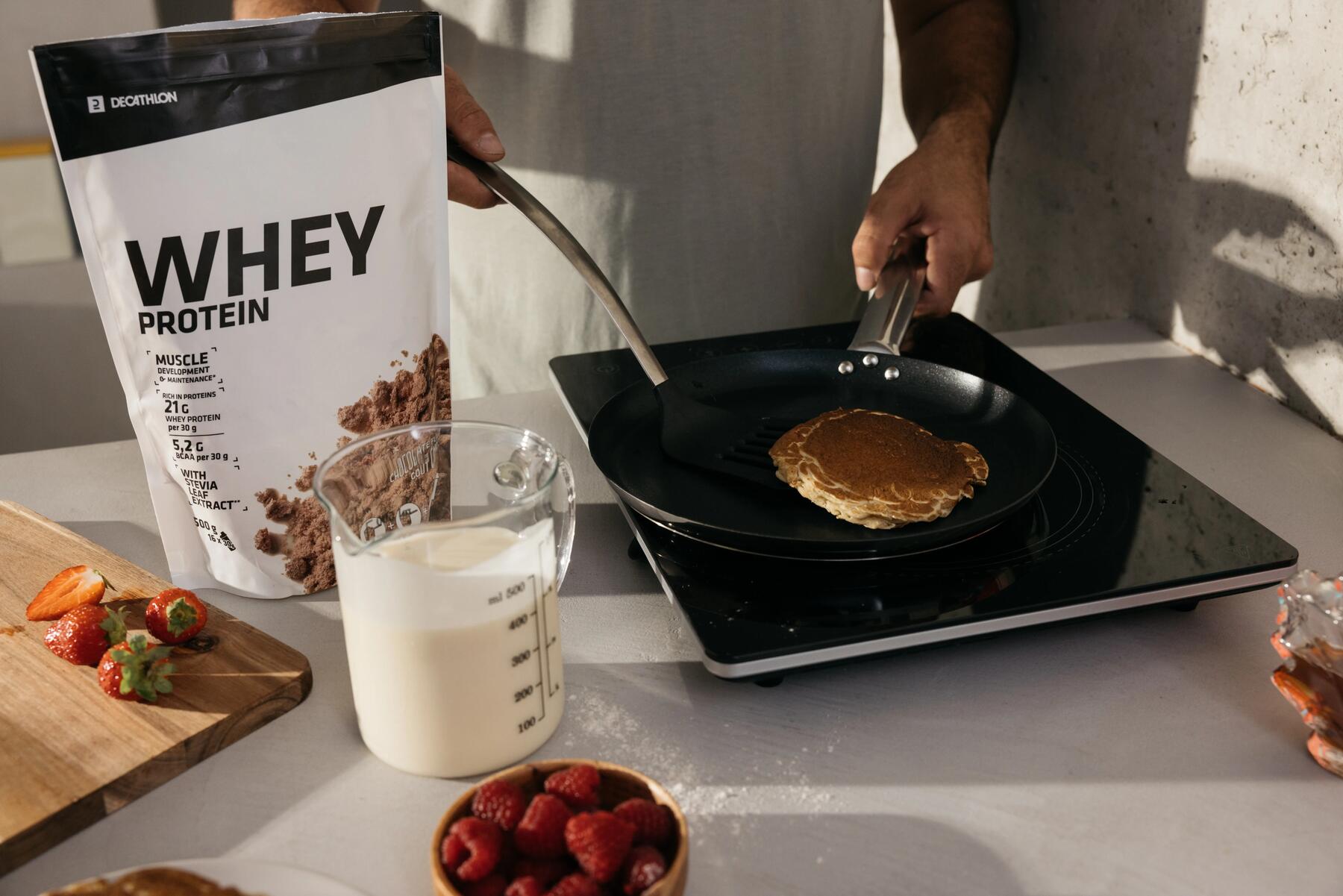hombre preparando desayuno proteico