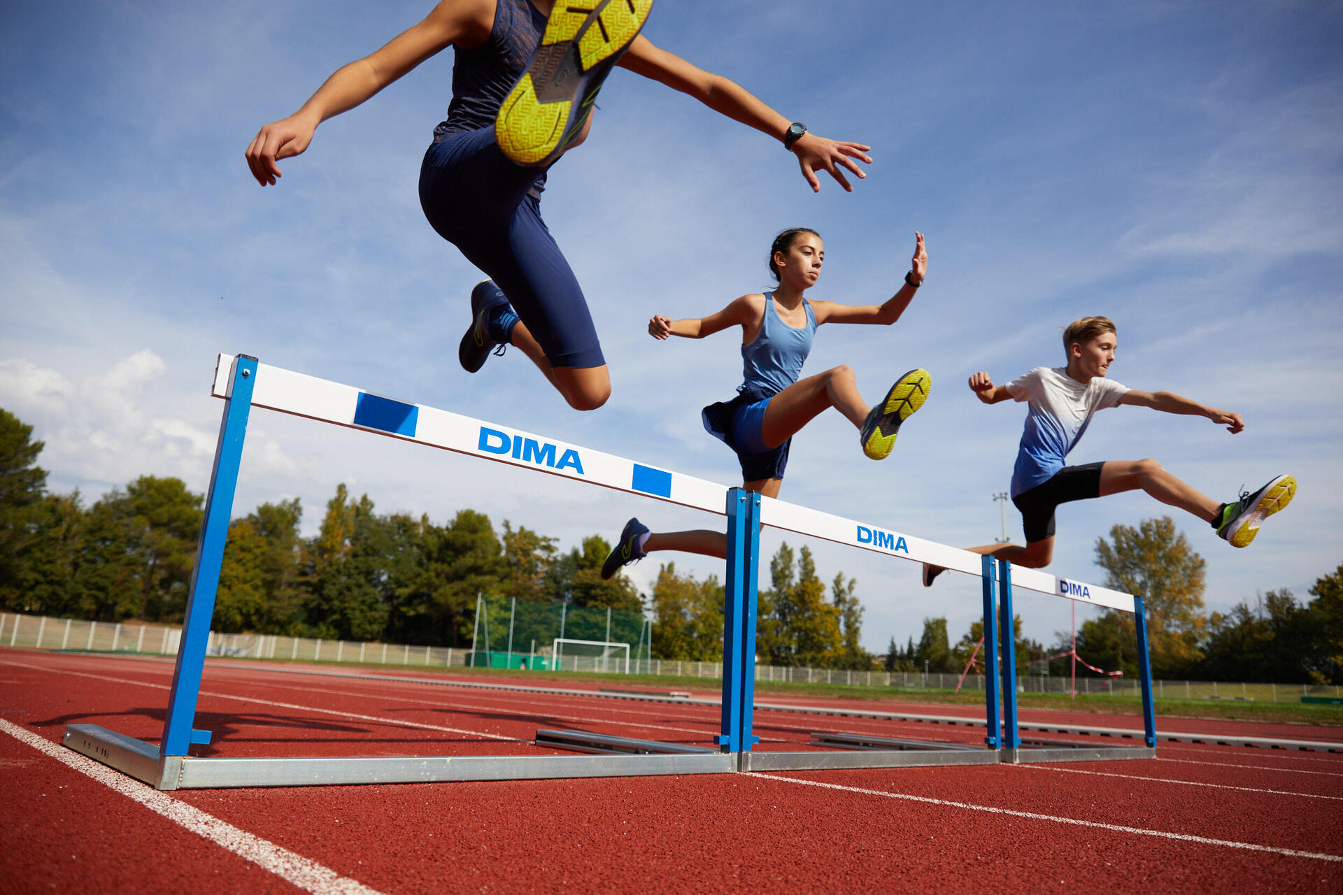 Sportowcy trenujący bieg przez płotki