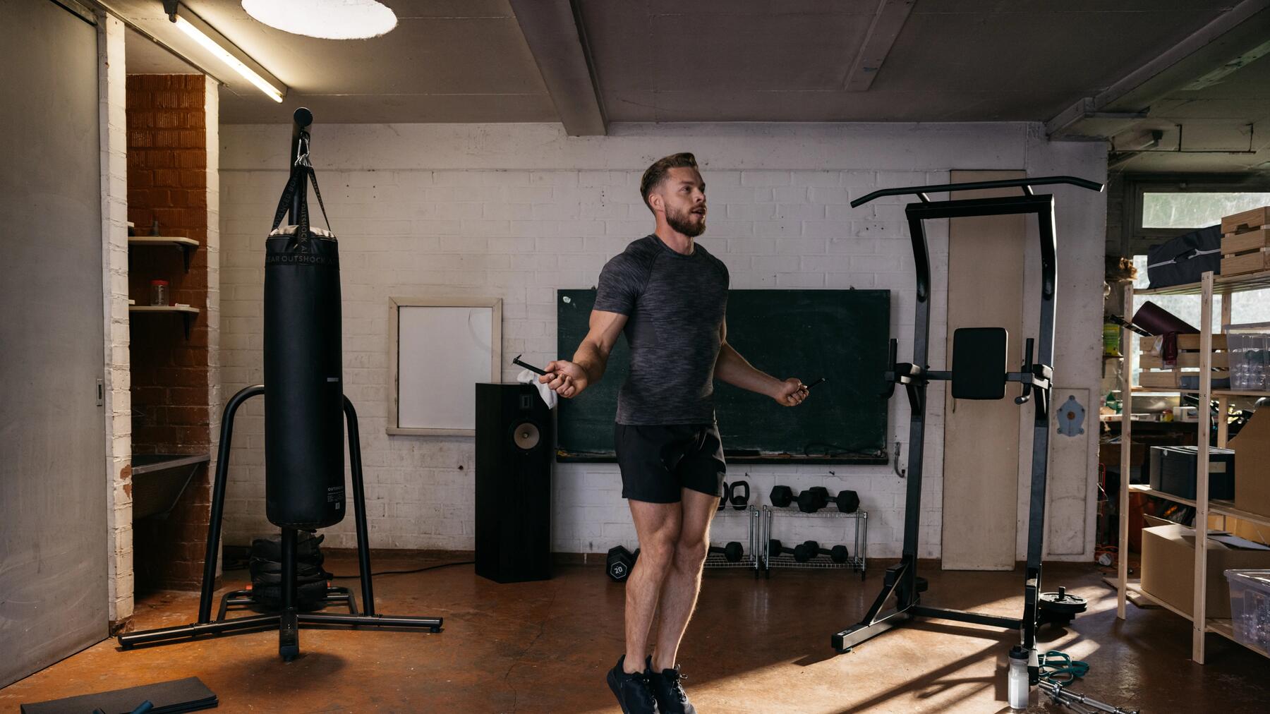 Mann springt zur Übung seiner Boxing Fähigkeiten Seil