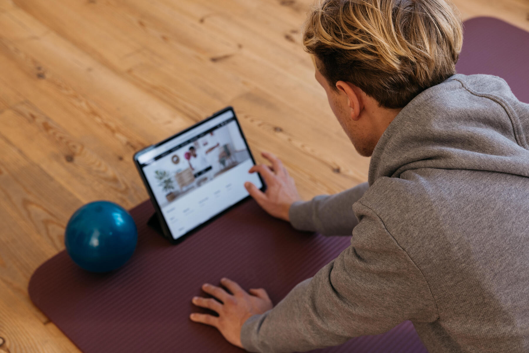 Mężczyzna włączający na tablecie pilates