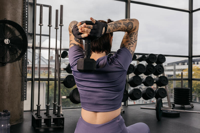 Wyciskanie francuskie hantli (dumbell french press) – jak wykonać?