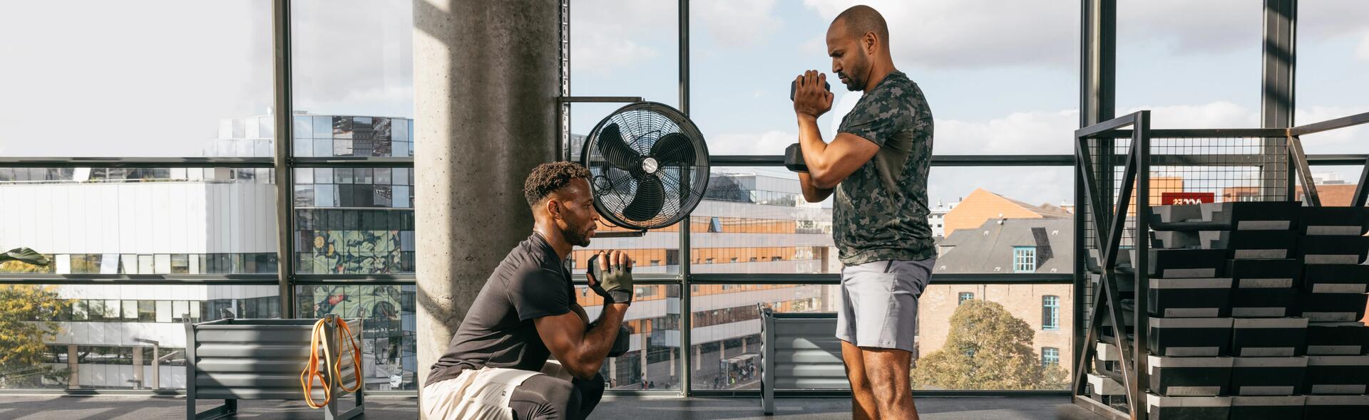 mężczyźni w odzieży fitness trenujący z hantlami 